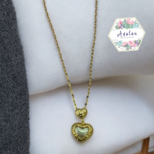 COLLAR DORADO CORAZON EN MEDIO BLANCO