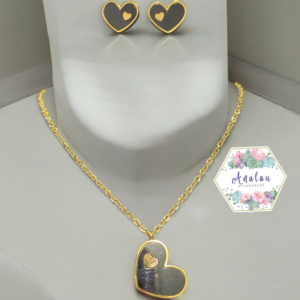COLLAR ARETES NEGRO ADENTRO CORAZON DORADO