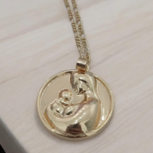 COLLAR MEDALLA MAMA CARGANDO BEBE