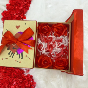 CAJA DE REGALO CON FLORES