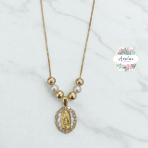 COLLAR DE VIRGEN PERLAS Y BOLAS DORADAS