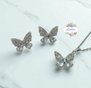 COLLAR ARETES DE MARIPOSA INCRUSTADO