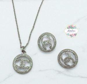 COLLAR ARETES CUADRADO BAGUETTE LETRAS