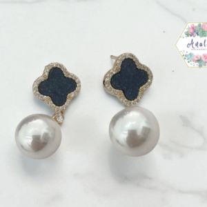 ARETES TREBOL NEGRO Y PERLA BALNCA