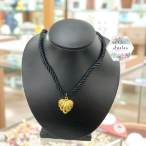 COLLAR CONCHA CORAZON DORADO CORDON NEGRO