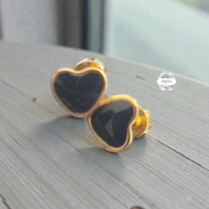 BROQUEL NEGRO CORAZON DORADO PIEDRA