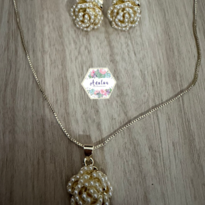 COLLAR FLOR BLANCO DE PERLAS