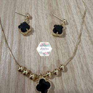 COLLAR ARETES NEGRO TREBOL CON BOLITAS