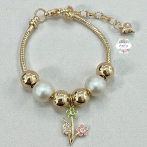 PULSERA DE FLORES Y PERLAS BLNCAS Y DORADAS