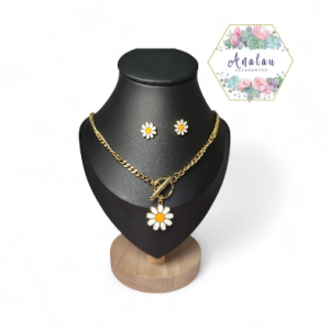 COLLAR Y ARETES DE FLOR BLANCA CON CENTRO AMARILLO Y DORADO
