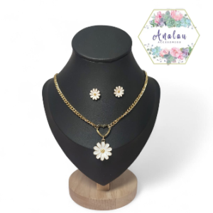 ARETES Y COLLAR DE FLORES BLANCAS CON CENTRO DE CORAZON