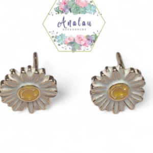 ARETES DE FLOR BLANCAS CON CENTRO CARITA FELIZ