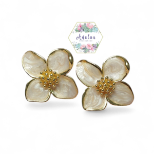 ARETES DE FLOR COLOR BEIGE BRILLOSO CON CENTRO DORADO