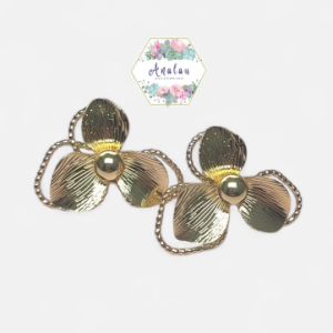 ARETES DE FLOR TRES PETALOS DORADOS