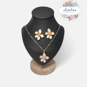 COLLAR Y ARETES DE FLOR COLOR ROSITA BRILLOSO