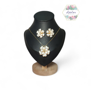 COLLAR Y ARETES DE FLOR BLANCA CENTRO DORADO
