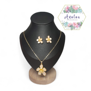 ARETES DE FLOR ROSITA CON CENTRO DORADOS Y DIAMANTES