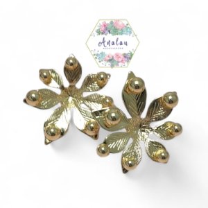 ARETES DE FLOR DORADO CON SEIS PETALOS Y CIRCULOS EN LOS PETALOS