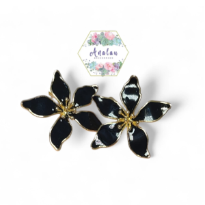 ARETES DE FLOR NEGRA CON CENTRO Y ORILLAS DORADAS