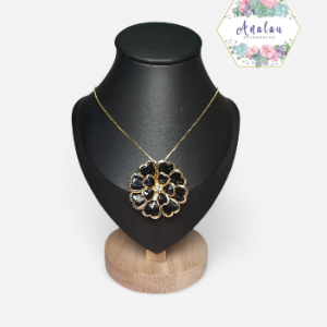 COLLAR DE FLOR NEGRA CON CENTRO DORADO