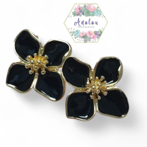 ARETES DE FLOR CON CUATRO PETALOS COLOR NEGRO CENTRO DORADO