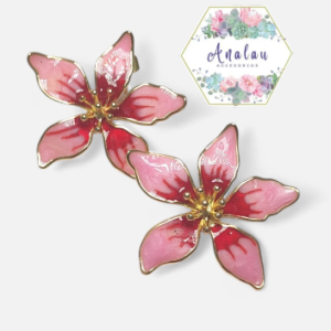 ARETES DE FLOR ROSA CURBEADA CON CENTRO ROJO Y DORADO