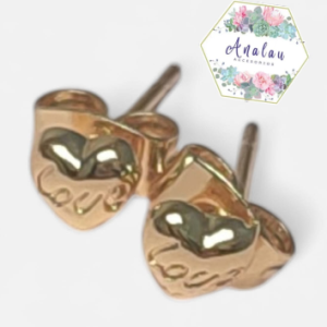 ARETES DE CORAZON CHICOS CON CENTRO DICIENDO LOVE