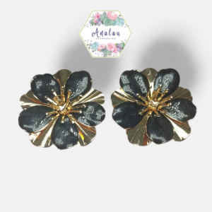 ARETES DE FLOR NEGRA CON FONDO DORADO Y CENTRO DORADO