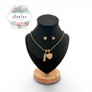 COLLAR Y ARETES DE CORAZON CON PALABRA DICIENDO MAMA CON PIEDRITAS BLANCAS