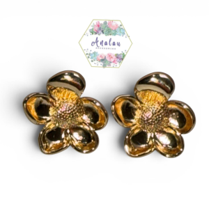 ARETE DORADO FLOR CON TEXTURA MEDIO