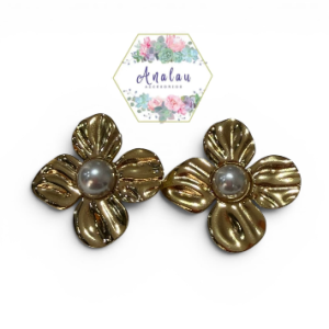 ARETES DE FLOR DE CUATRO PETALOS CON PERLA
