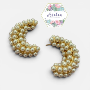 ARETES DE MEDIA LUNA CON BOLITAS BLANCAS