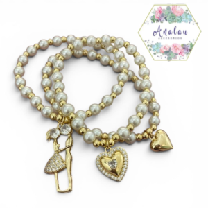 TRES PULSERAS BLANCAS CON DORADO CON DIJE DE CORAZONES Y DOS PERSONAS