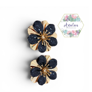 ARETES DE FLOR GRANDE NEGROS CON FONDO DORADO