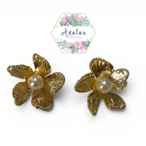 ARETES DE FLOR CENTRO CON PERLA DORADOS