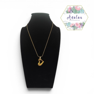 COLLAR CORAZON DORADO DE LADO