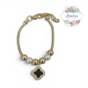 PULSERA DE TREBOL NEGRO Y PERLAS BLANCAS Y DORADO