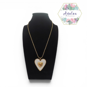 COLLAR CORAZON BLANCO Y EN MEDIO DORADO
