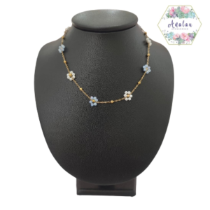 COLLAR DE FLORES AZULES Y BLANCAS