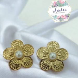ARETE DE FLOR CON PERLA BLANCA
