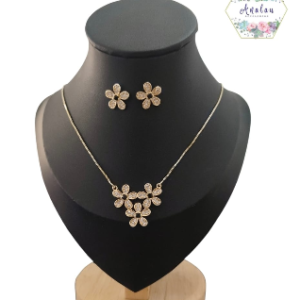 COLLAR Y ARETES DE FLORES BRILLOSAS CENTRO NEGRO